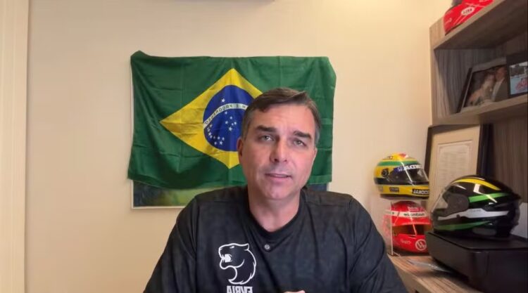 Flávio Bolsonaro prepara vídeos para diferentes grupos evangélicos