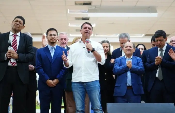 Flávio Bolsonaro participa de culto em SP e fala sobre o pai